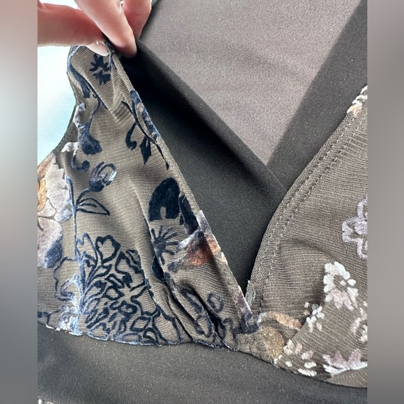 Velvety floral pattern flattering tank with tie in back. V neck. Size M juniors - Picture 7 of 10